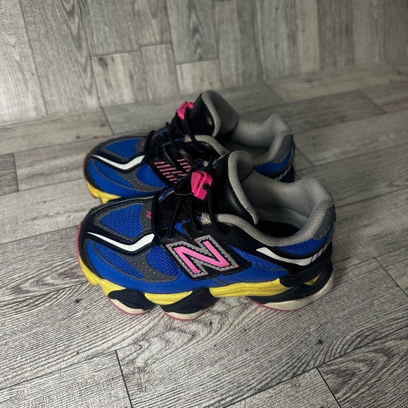 New Balance Kids Blue and Pink Athletic Shoes! Size 8C - Picture 3 of 3